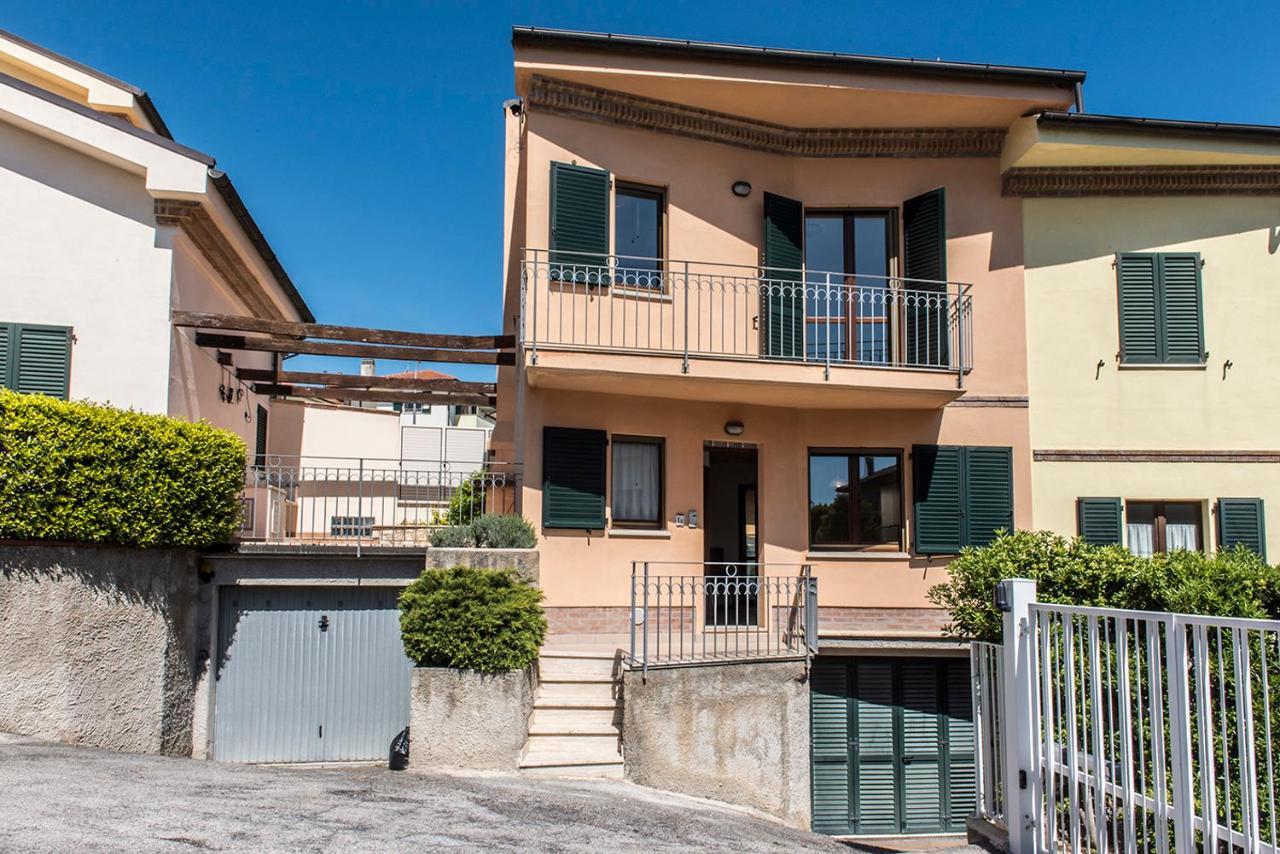 S130 - Sirolo, Deliziosa Villetta Con Terrazzo Bagian luar foto